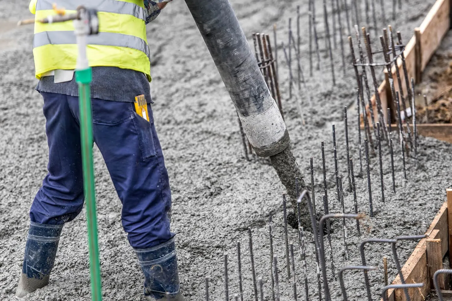 Understanding Water Reducing Admixtures: The Role of Polycarboxylate Ether Superplasticizers in Modern Concrete